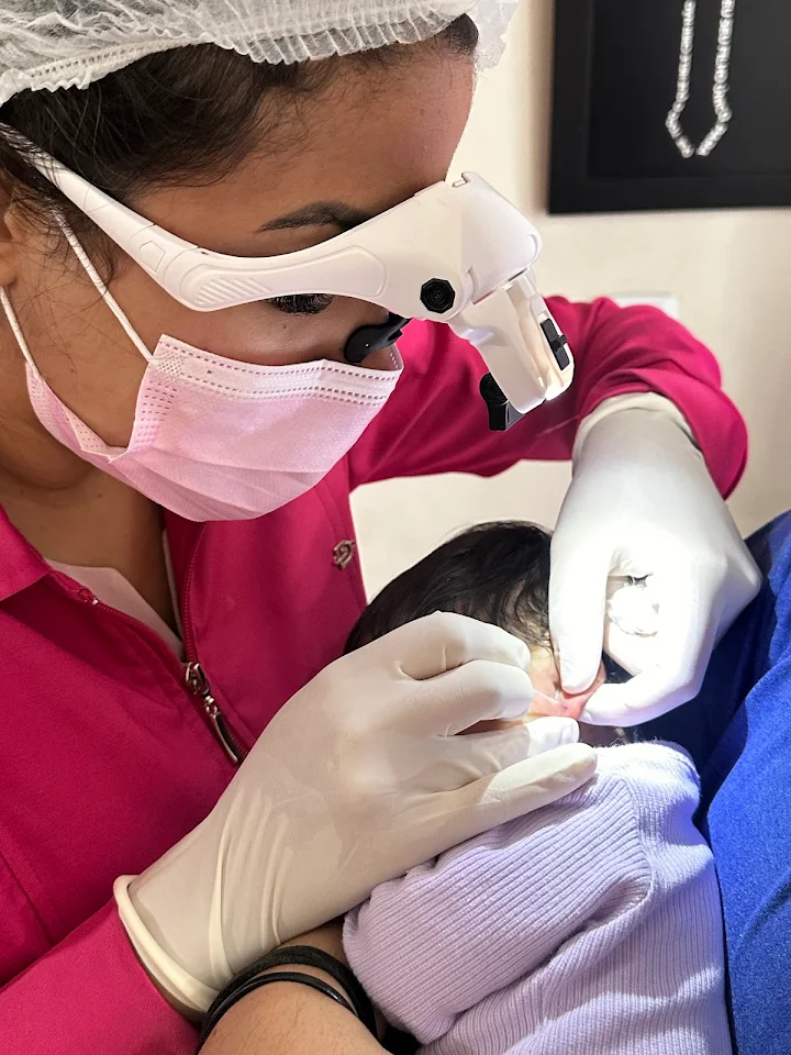 Bebê tranquilo e sorridente